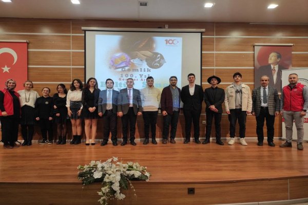 Gemlik 100. Yıl Gençler Arası Şiir Okuma Yarışması gerçekleştirildi