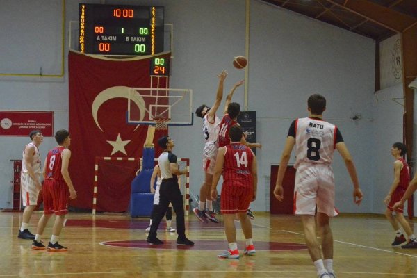 GEMLİK BASKETBOL LİDERLİĞİNİ DEVAM ETTİRDİ