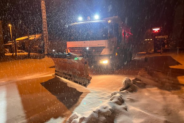 Gemlik Belediyesi kar temizleme çalışmalarına hız verdi