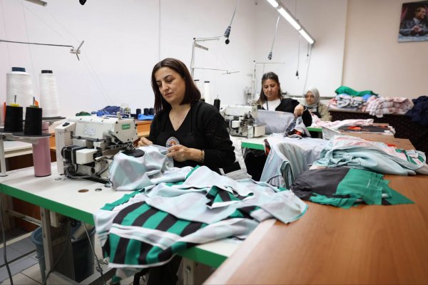 GEMLİK BELEDİYESİ’NDEN AMATÖR SPOR KULÜPLERİNE FORMA DESTEĞİ