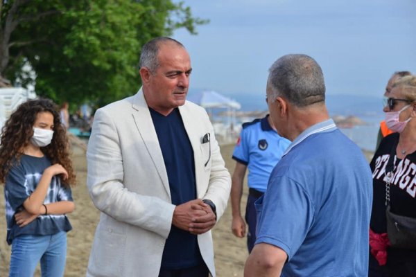 Gemlik Belediyesi’nden halk plajında özel plaj gibi hizmet