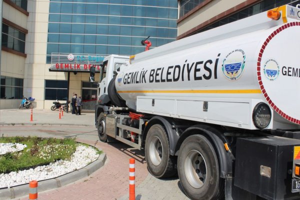 Gemlik Belediyesi’nden kurumlara dezenfeksiyon desteği