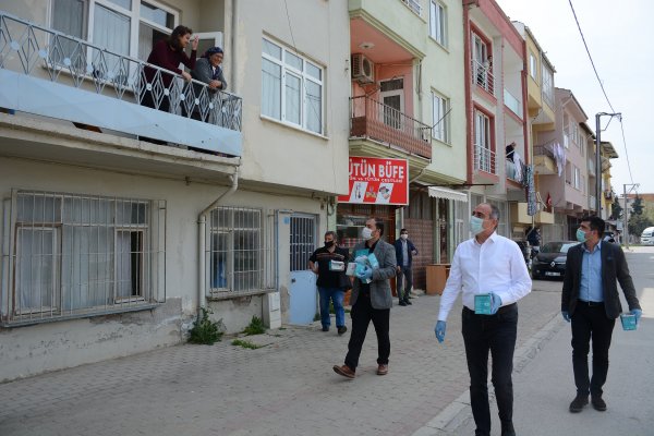 Gemlik Belediyesi’nden maske dağıtımı sürüyor