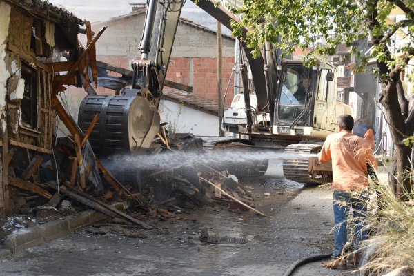 Gemlik Belediyesi’nden metruk bina temizliği