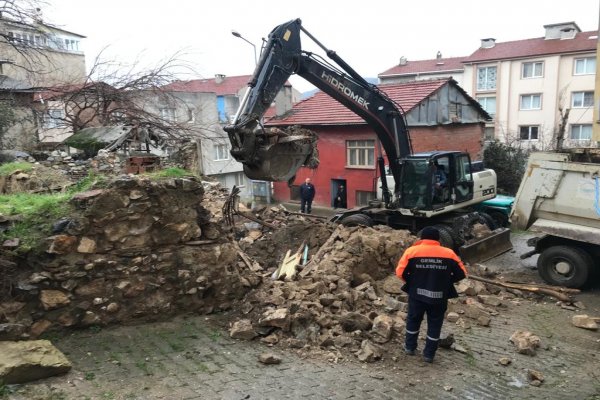 Gemlik Belediyesi’nden metruk bina temizliği