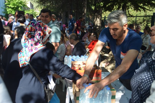 Gemlik Belediyesi’nden öğrenci ve velilere ikram