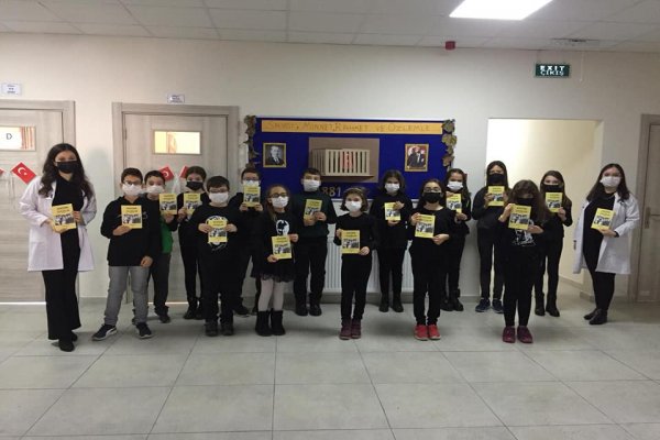 Gemlik Belediyesi’nden öğrencilere kitap hediyesi