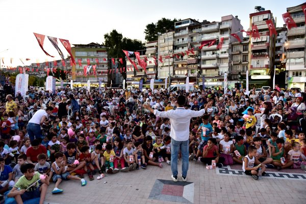 Gemlik Çocuk Festivali”nde binlerce çocuk açık havada sinema keyfi yaşadı
