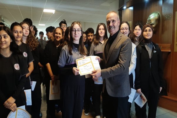Gemlik Fen Lisesi öğrencileri ilk karnelerini alma heyecanını yaşadılar