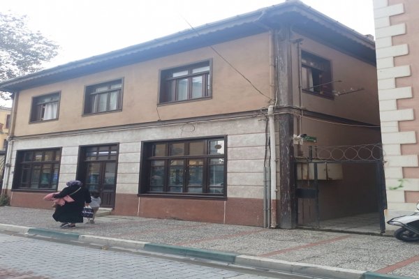 GEMLİK’İN EN DAR SOKAĞI BALIKPAZARI’NDA