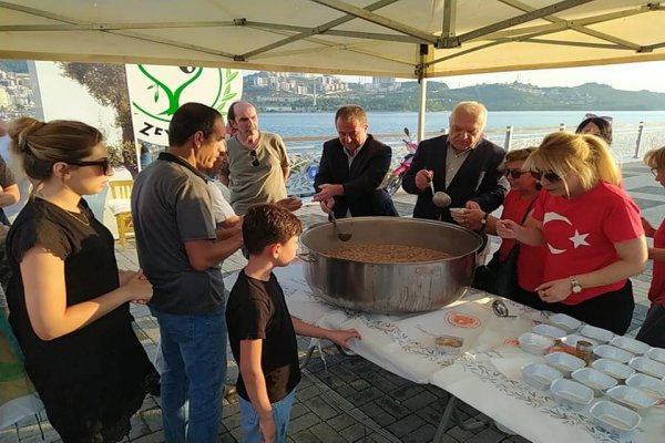 Gemlik Kent Konseyi’nden aşure ikramı