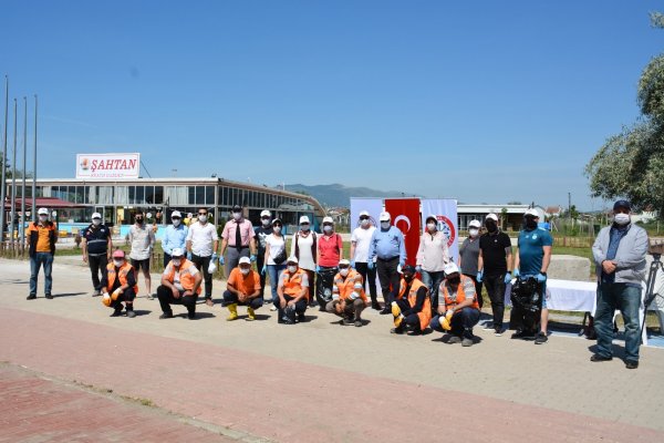 Gemlik Kent Konseyi’nden sahil temizliği