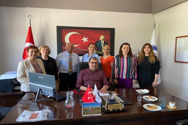 GEMLİK LİSESİ MEZUNLARI DERNEĞİ OKUL YÖNETİMİNİ ZİYARETTE DESTEK SÖZÜ VERDİ…