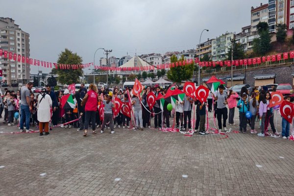 Gemlik’te 200 Uçurtma Barış İçin Gökyüzüne Bırakıldı