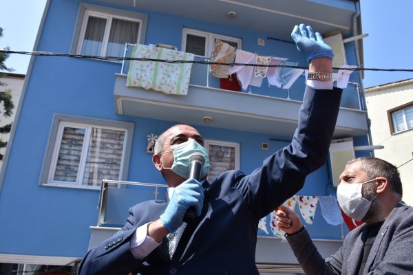Gemlik’te 23 Nisan coşkusu pencerelerden taştı