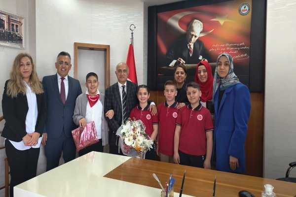 Gemlik’te 23 Nisan’da Makamlar Çocuklara Emanet Edildi