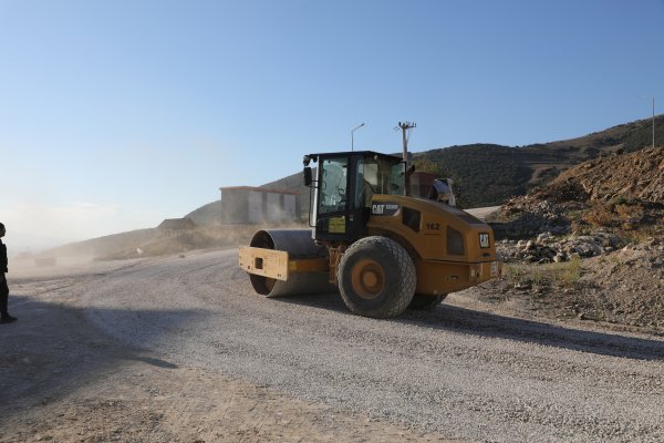 Gemlik’te asfalt kaplama çalışmaları devam ediyor