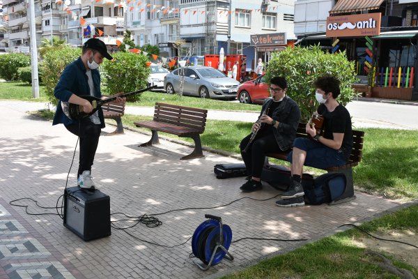 Gemlik’te gençlere özel müzik dinletisi
