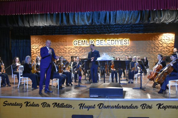 Gemlik’te ilk kez senfoni orkestrası sahne aldı