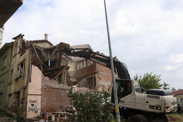 Gemlik’te Metruk Binalar Yıkılıyor