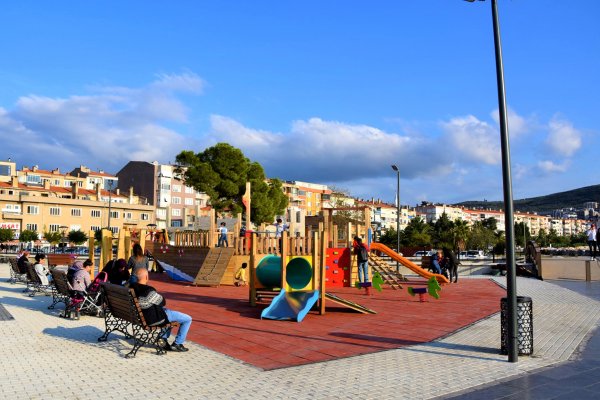 GEMLİK’TE PARK AYDINLATMALARI YENİLENİYOR
