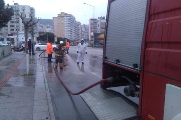Gemlik'te sokak temizliği sürüyor