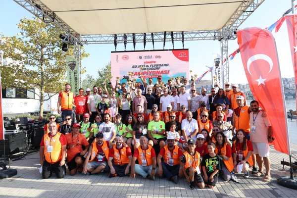 Gemlik’te Zafer Bayramı Su Sporları ve Otokros Heyecanıyla Kutlandı