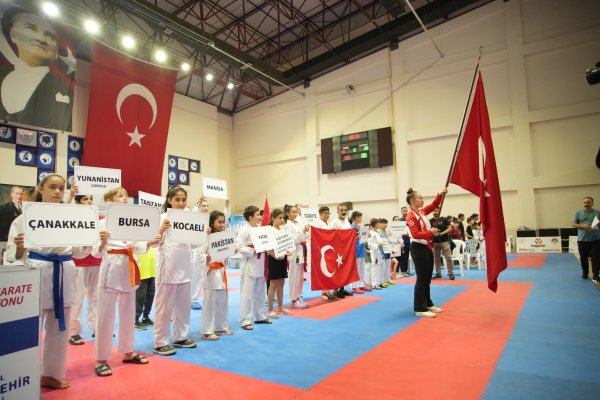 GEMLİK’TEKİ DEV TURNUVADA KIYASIYA REKABET