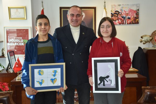 Gemlikli karikatürist öğrencilerden büyük başarı