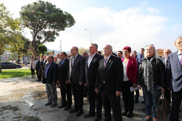 GEMLİKLİ MUHTARLAR GÜNLERİNİ ATALARINA ÇELENK SUNUP SAYGI DURUŞUNDA BULUNARAK KUTLADILAR