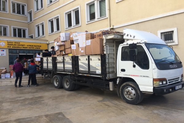 Gemlikli öğrencilerden Elazığ’a anlamlı yardım
