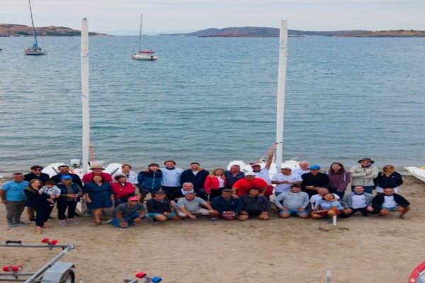 GEMLİKLİ YELKENCİ HÜSEYİN TEZ FOÇA’DAN BİRİNCİLİKLE DÖNDÜ..