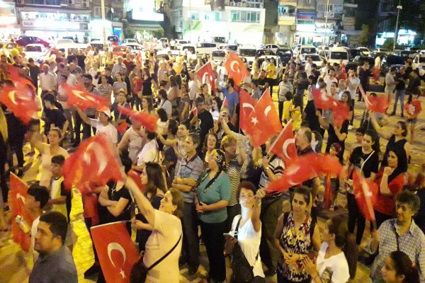 Gemlikliler İstanbul’un başarısını kutladılar