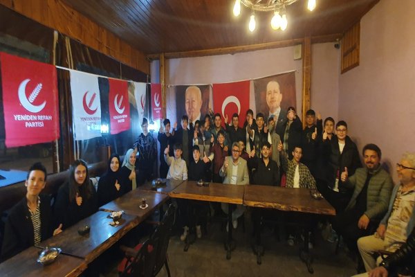 Gencay Yılmaz Gençlerle Kucaklaştı