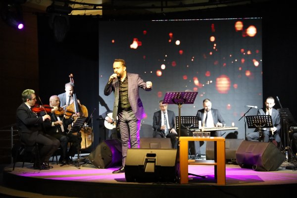 “GÖNLÜMÜZDEKİ NAĞMELER” KONSERİ SANATSEVERLERDEN YOĞUN İLGİ GÖRDÜ