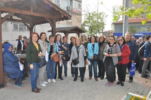 Gönüllü Kadınlar Atatürk ve şehitler için lokma dağıttı