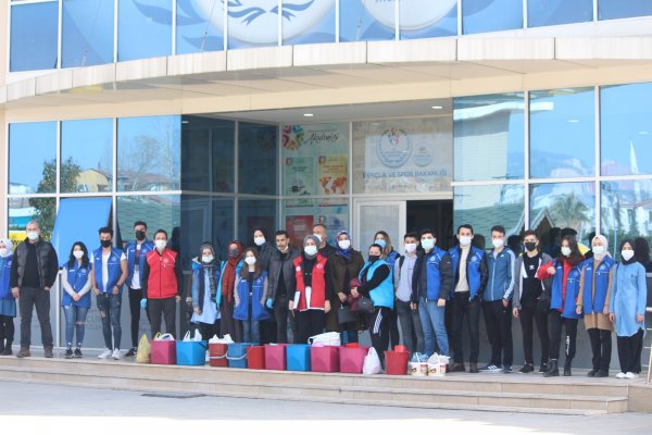 Gönüllüler sokak hayvanları için sahaya indi