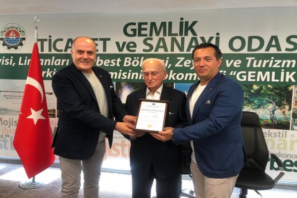 GTSO'dan Akıt'a Şeref Üyeliği Belgesi