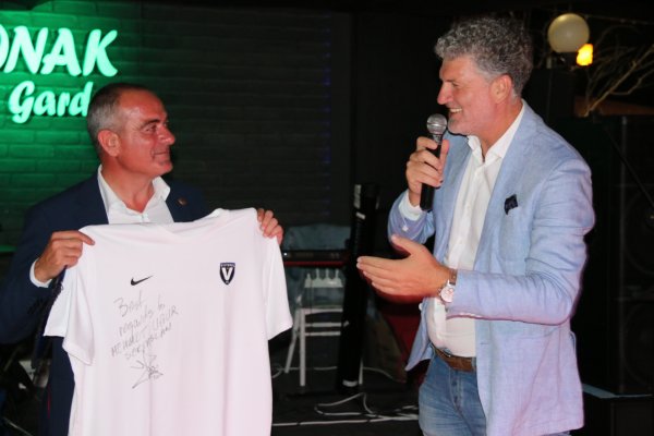 Hagi Sertaslan’a imzalı forma gönderdi
