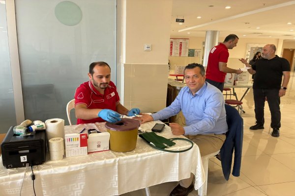 HASAN HAMALOĞLU VE MUHİTTİN KARATAŞ KIZILAYA KAN BAĞIŞINDA BULUNDU