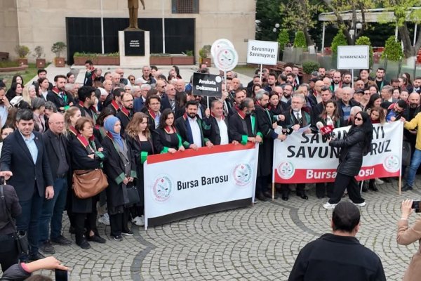 Hukuksuz gözaltılara adliye önünde protesto