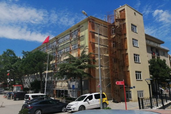 Hükümet Konağı’nı boyayan işçi iskeleden düşerek öldü