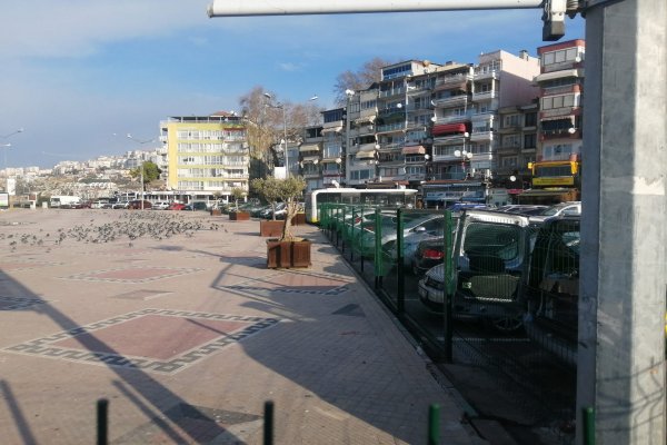 İSKELE MEYDANI KAPANINCA GÜVERCİNLER AÇ KALDI