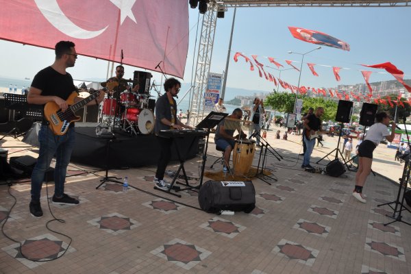 İskele Meydanındaki beton sahne yıkılacak