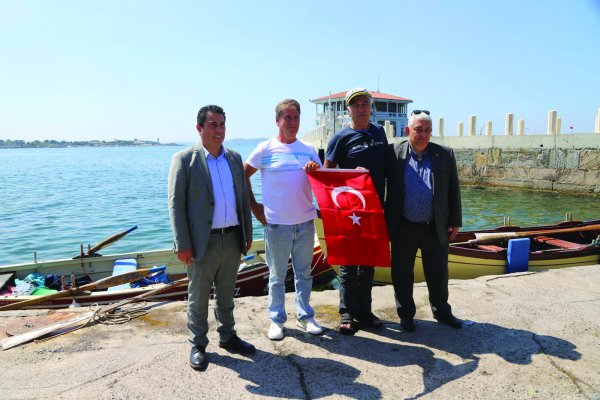 İSTANBUL’DAN KÜREKLE GEMLİK'E GELİYORLAR