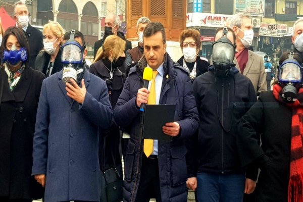 İYİ PARTİ’DEN HAVA KİRLİLİĞİNE GAZ MASKELİ PROTESTO: