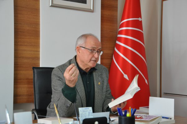 İzgi kitabını imzaladı ve tanıttı