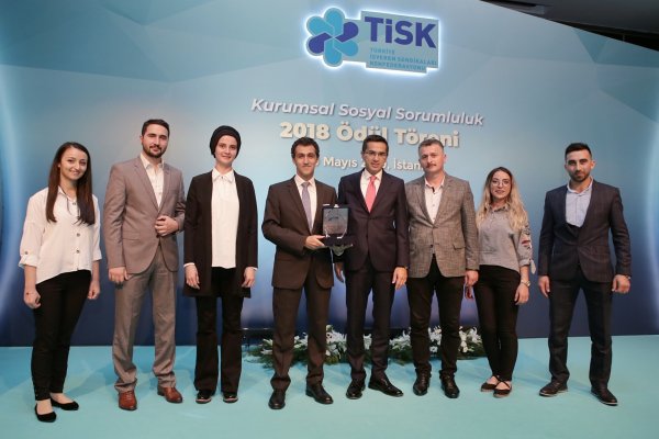 “KADINA GÜÇ İŞ YOK” DİYEN BORÇELİK’E İYİ UYGULAMA ÖDÜLÜ