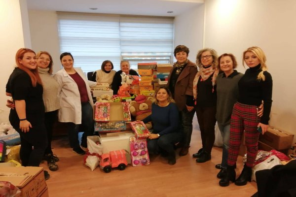 Kadınlardan çocuklara yılbaşı armağanı