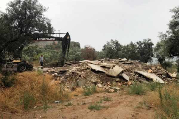 Karacaali Mahallesi’ndeki kaçak yapı yıkıldı
